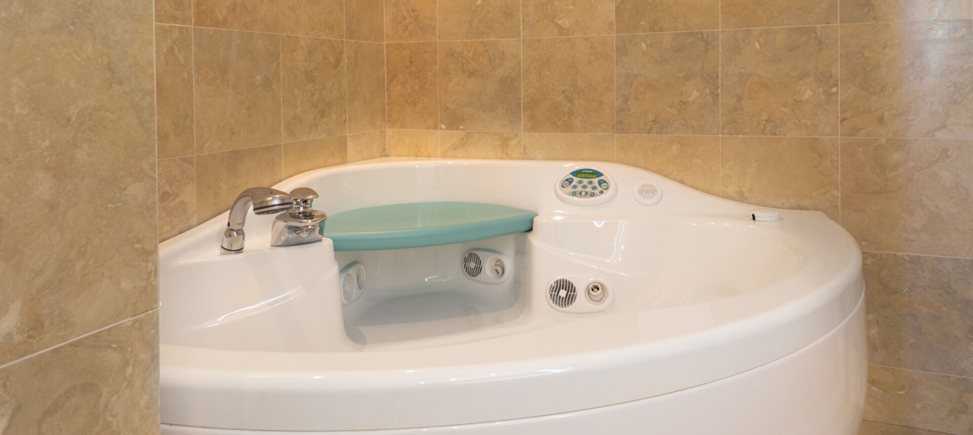 Astoria Suite - Breathe tranquility, immersed in the pleasant sensations of the whirlpool tub