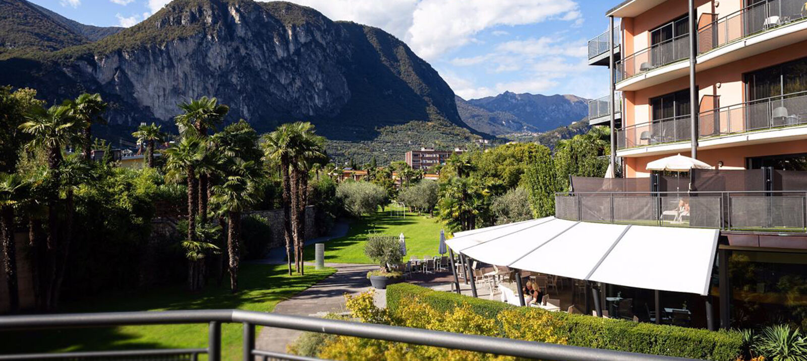 Park Junior Suite - In der Park Junior Suite erleben Sie die umgebende Natur hautnah: Entspannen Sie sich auf dem grünen Balkon und genießen Sie den Blick auf den Park.