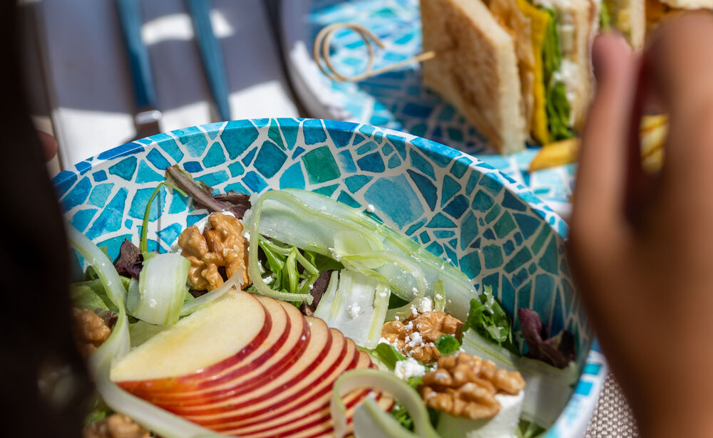 Pool Bar: Il tuo rifugio di freschezza tra light lunch e drink naturali
