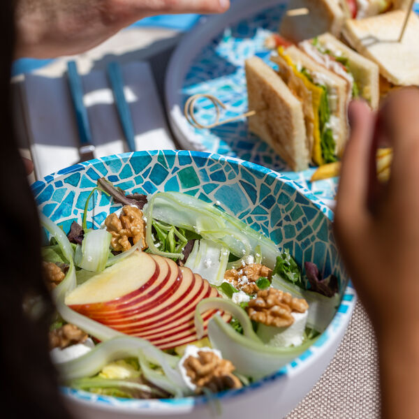 Pool Bar: Il tuo rifugio di freschezza tra light lunch e drink naturali