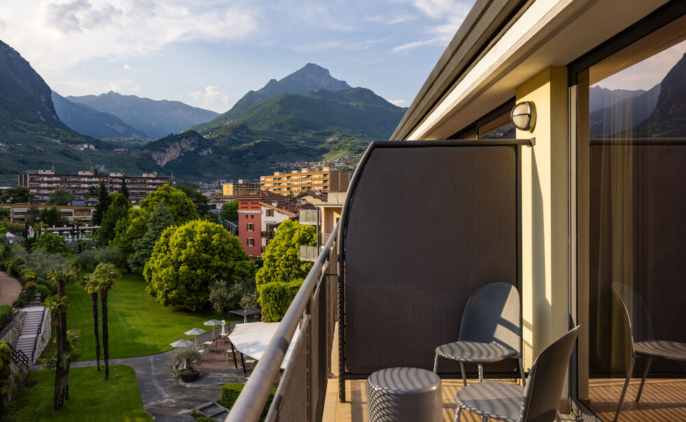 Deluxe con balcone: Tra atmosfere luminose e comfort ispirato alla natura.