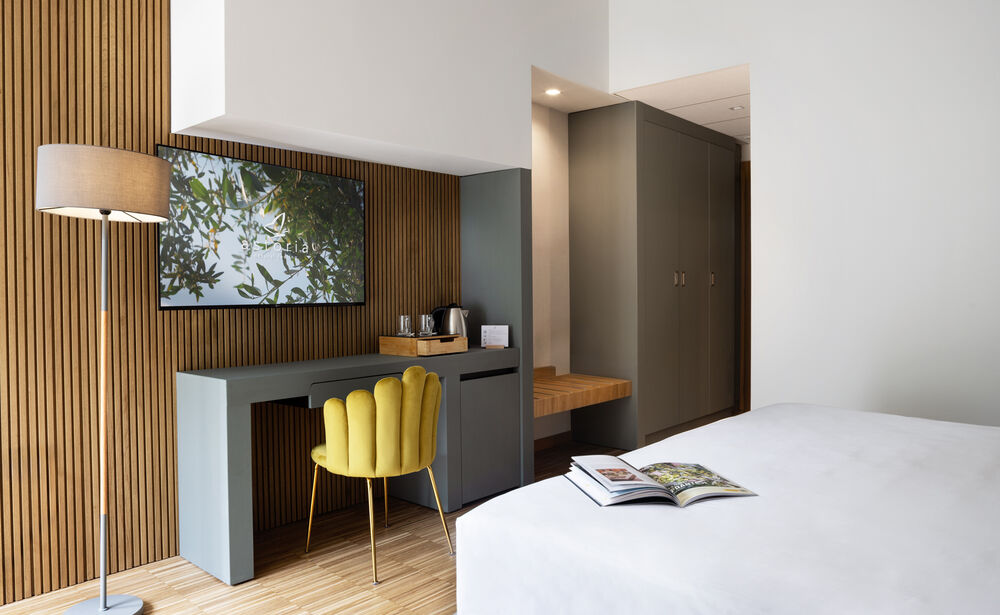 Deluxe with balcony: Bright atmospheres and comfort inspired by nature.