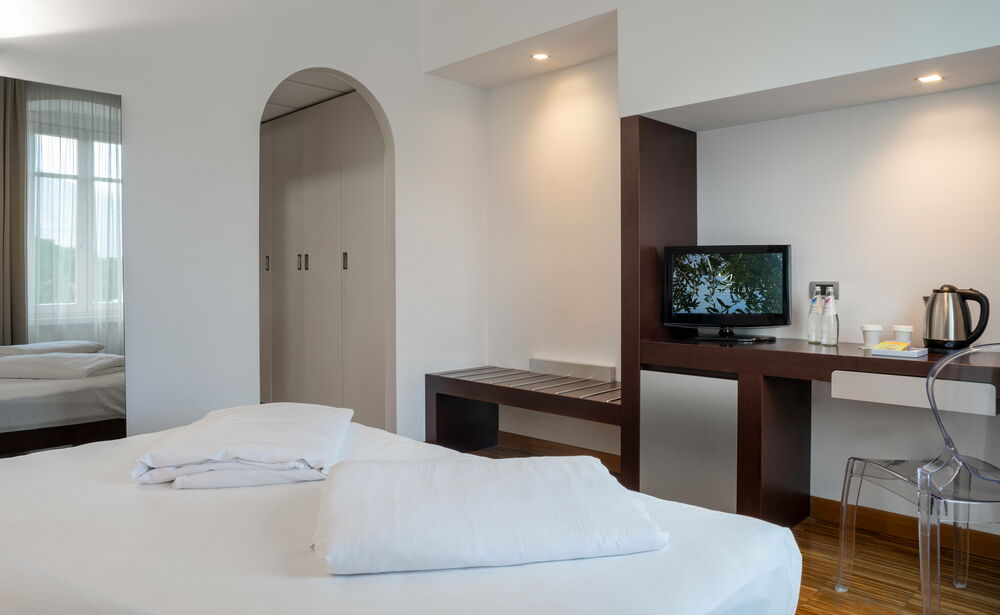 Economy Room: Simplicity, for a holiday with your significant other.