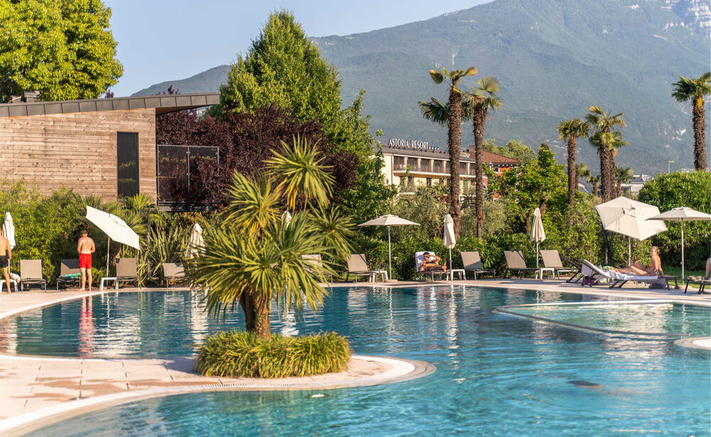 Pool Bar: Your refreshing getaway between light lunches and natural drinks