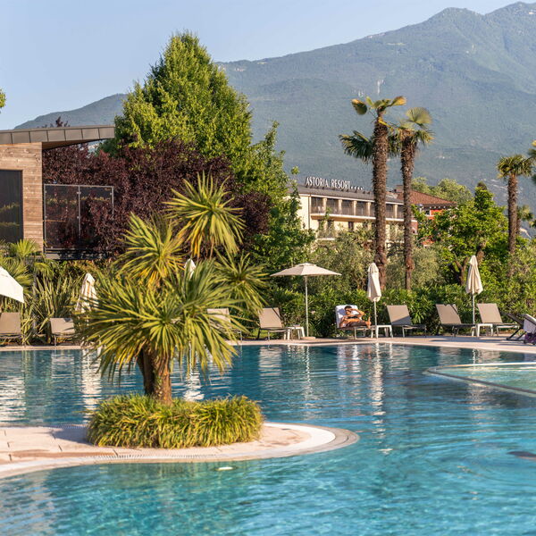 Pool Bar: Your refreshing getaway between light lunches and natural drinks